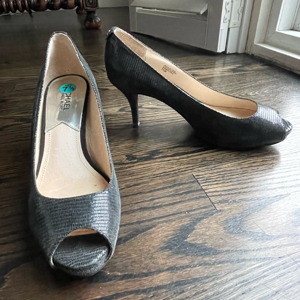 Michael Kors Pumps Heels 7.5 Black Lizardskin Pattern. Great Condition.